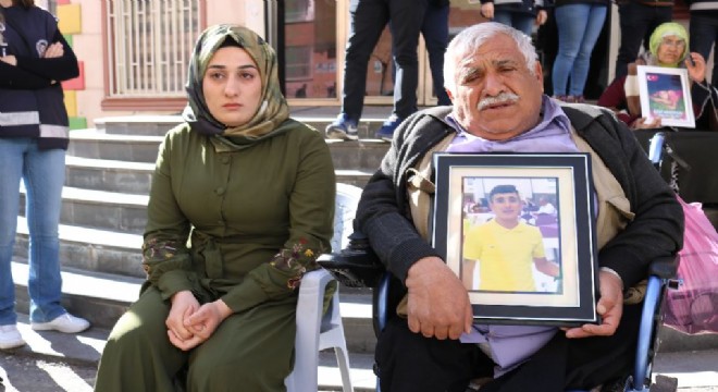 Engelli baba evladı için HDP önünde eyleme başladı