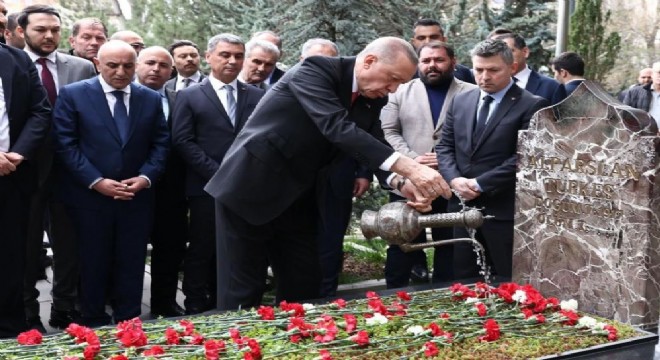 Erdoğan, Alparslan Türkeş in mezarını ziyaret etti