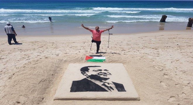 Erdoğan’ın resmini Gazze sahiline çizdi