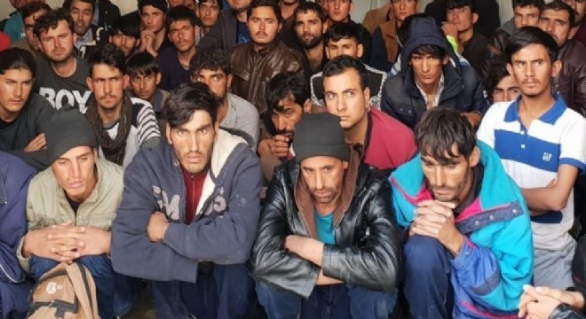 Erzincan yolunda 58 kaçak göçmen yakalandı