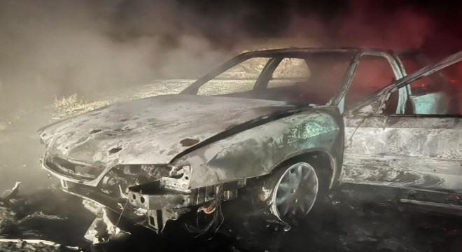Erzincan yolunda seyir halindeki otomobil yandı