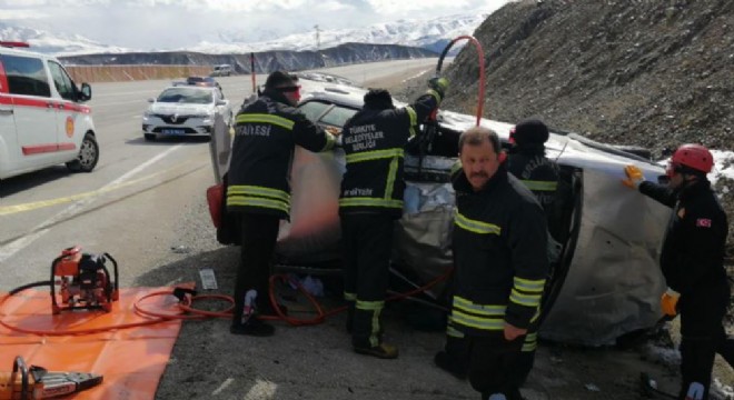 Erzincan yolunda trafik kazası: 1 ölü, 1 yaralı