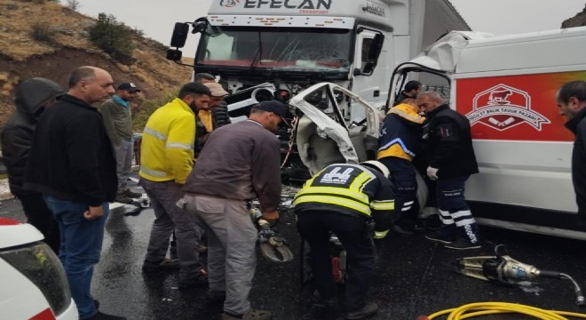 Erzincan yolunda trafik kazası: 1 ölü, 2 ağır yaralı