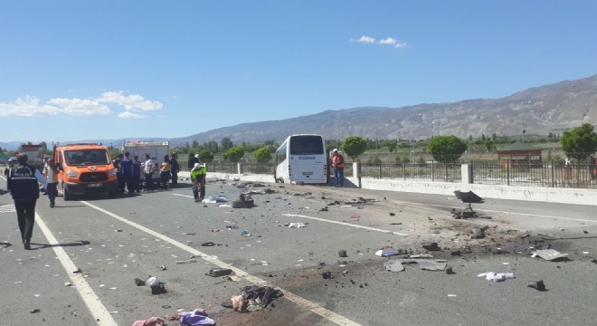 Erzincan yolunda trafik kazası: 3 ölü, 15 yaralı