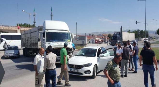 Erzincan yolunda trafik kazası: 6 yaralı