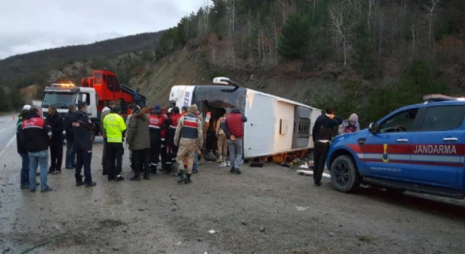 Erzincan yolunda yolcu otobüsü devrildi: 24 yaralı