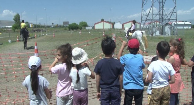 Erzurum da çocuklara atlı tatil eğlencesi