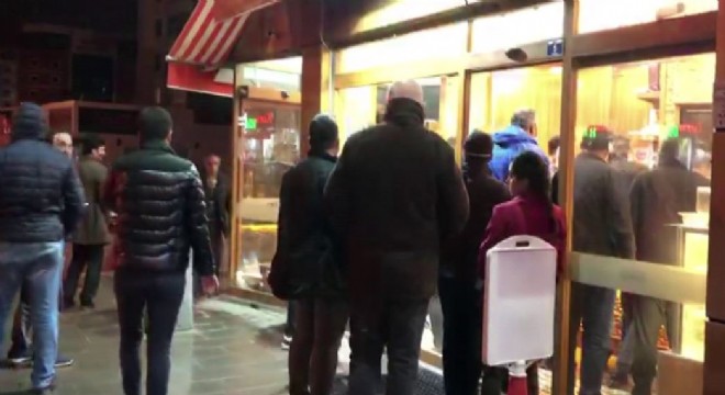 Erzurum’da halk fırın ve marketlere akın etti