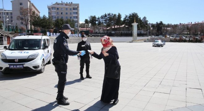 Erzurum’da polis maske dağıttı
