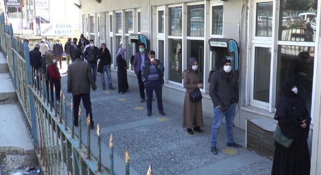 Erzurum’da polisten sosyal mesafe hassasiyeti