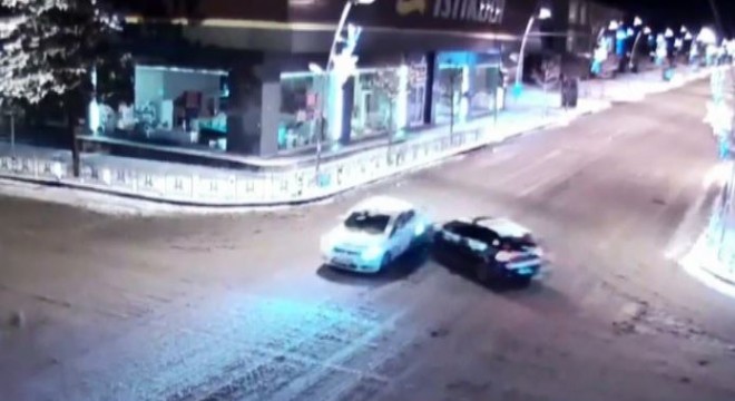 Erzurum da trafik kazaları kameraya yansıdı