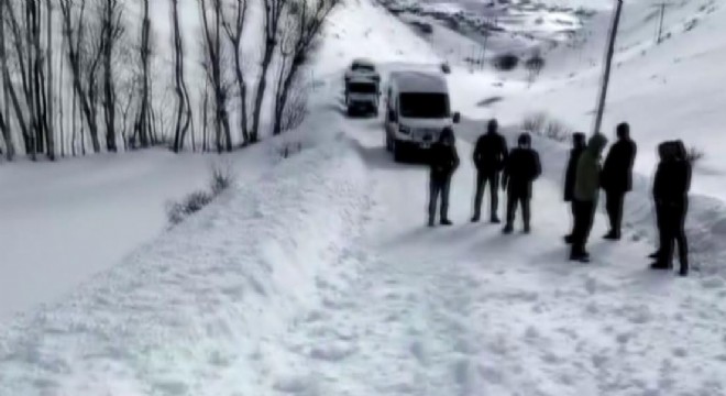 Erzurum’da üçüncü çığ, 10 araç mahsur kaldı