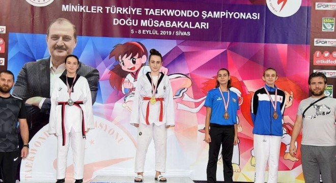 Erzurumlu minik taekwondocular Sivas’ta yarıştı