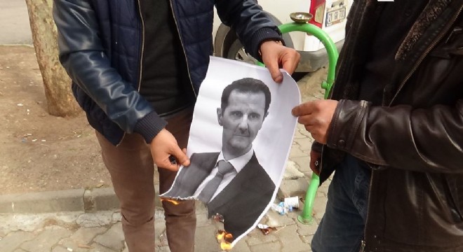 Esad’ın fotoğrafını ateşe verdiler