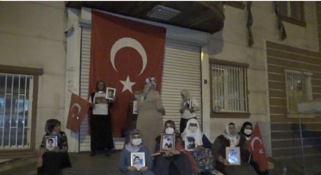 HDP binasına dev Türk bayrağı astılar