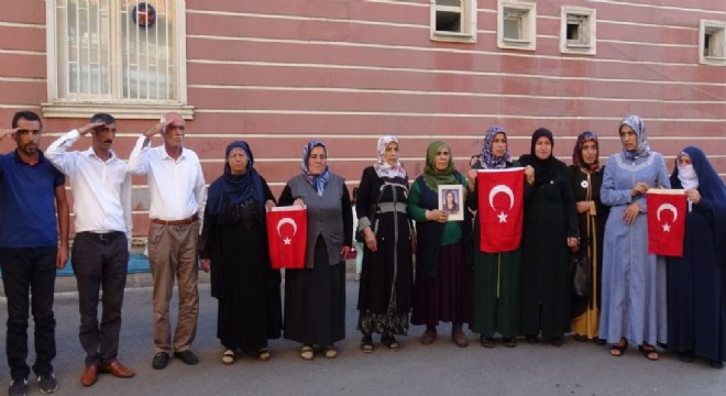 HDP önündeki ailelerden ‘asker selamlı’ destek