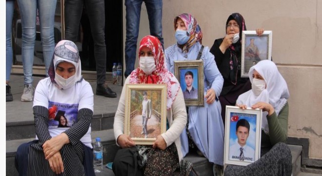HDP önündeki anneler zafere yürüyor