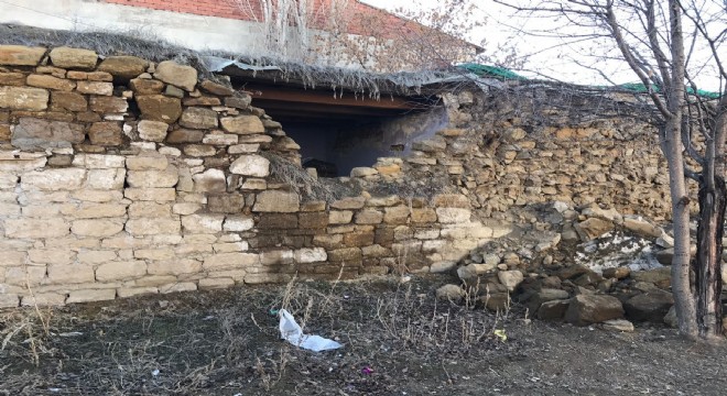 Horasan’da bazı toprak damlı evlerde hasar oluştu