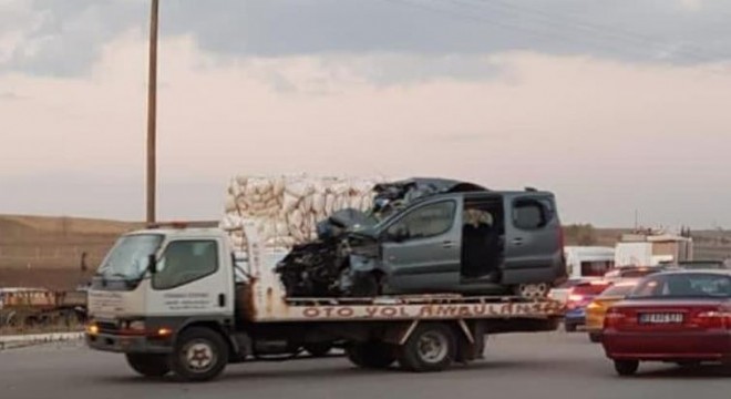 Horasan’da kamyonet traktöre çarptı: 2 yaralı