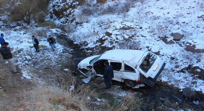 Horasan’da otomobil uçuruma yuvarlandı: 2 yaralı