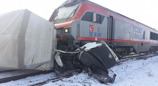 Horasan’da tren kamyonete çarptı: 1 yaralı