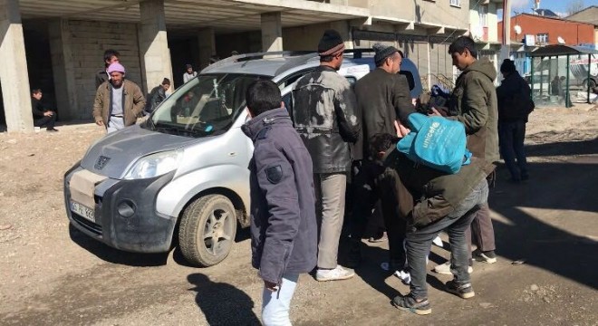 Horasan yolunda 121 kaçak göçmen yakalandı
