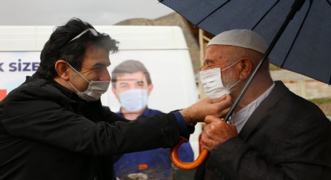 İspir Belediyesi 130 bin maske dağıttı