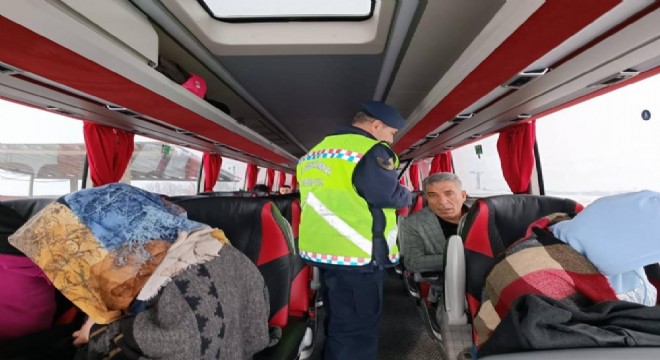 Jandarma ekipleri otobüsleri denetledi