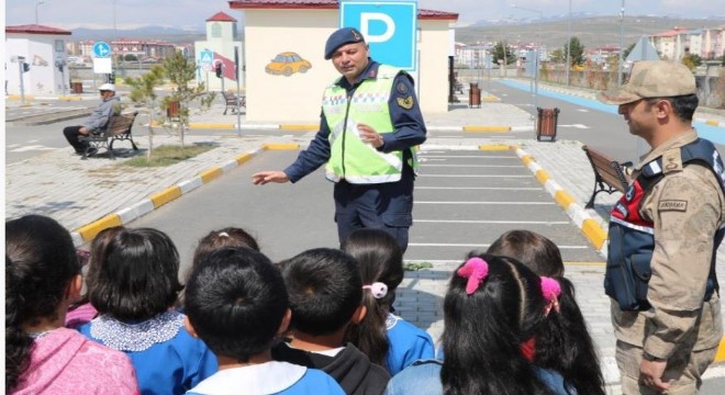 Jandarmadan çocuklara trafik eğitimi