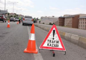 Köprüköy yolunda ambulans ile kamyonet çarpıştı: 7 yaralı