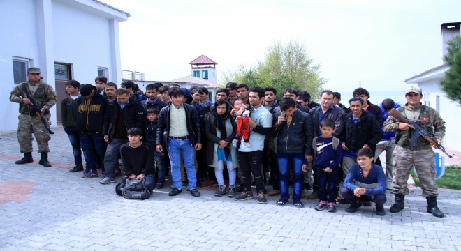 Kaçak Afganlara Mehmetçik şefkati