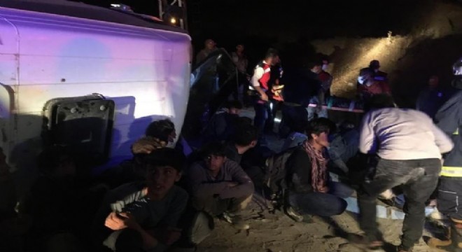 Kaçak mülteci taşıyan minibüs devrildi: 9 yaralı