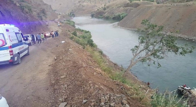 Kamyon Murat Nehri’ne düştü: 1 yaralı