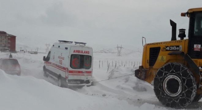 Kar ve tipide mahsur kalan ambulans kurtarıldı