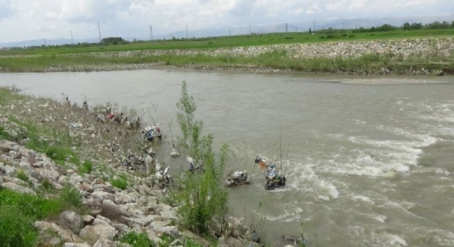 Karasu Nehri’ne atılan çöpler doğayı tehdit ediyor