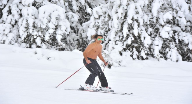 Kayak Merkezinde yarı çıplak kayak yaptı