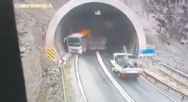 Kontrolden çıkan tır tünel girişinde yolcu otobüsüne çarptı