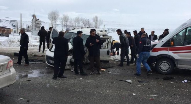Köprüköy'de yolcu otobüsü kamyonete çarptı: 3 yaralı