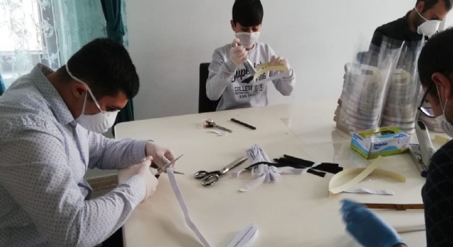 Koruma altındaki çocuklar siperli maske üretiyor