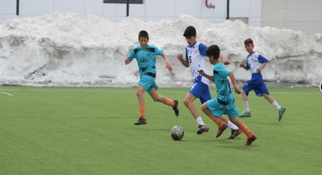 Öğrenciler 23 Nisan Futbol Turnuvası nda yarışıyor
