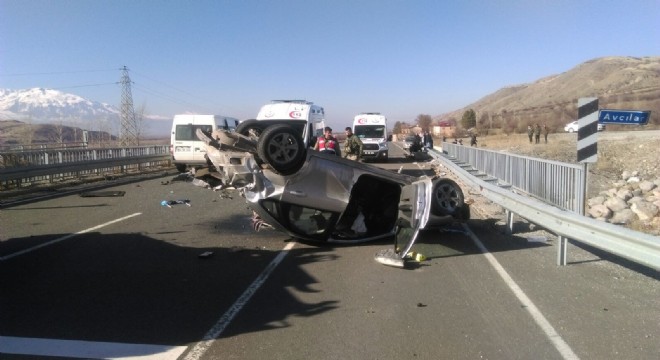 Otomobil köprü korkuluklarına çarptı: 2 ölü