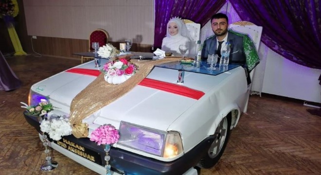 Otomobilin ön tarafını kesti nikah masası yaptı