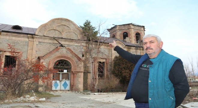 Ortodoks Kilisesi nin çatısında çam ağacı çıktı