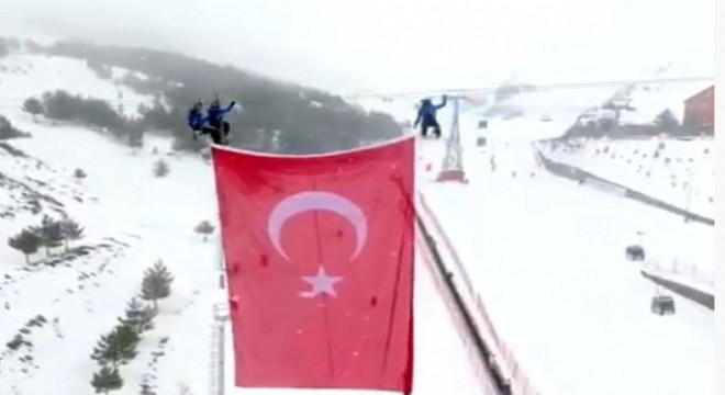 Şehitler için Palandöken e dev Türk Bayrağı astılar