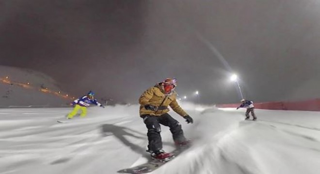 Snowboardçuların gece kayağı gösterisi nefes kesti