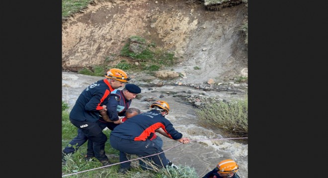 Tekman’da mahsur kalan çift kurtarıldı