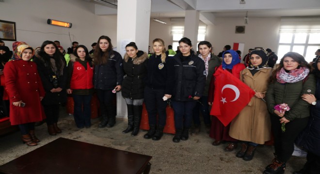 Türk Gençliği polisinin yanında