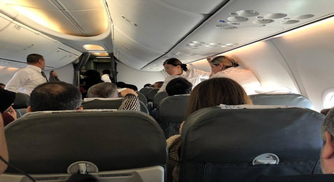 Uçakta rahatsızlanan hastaya havada tıbbi müdahale