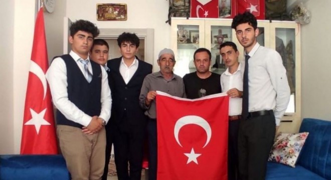 Ülkü Ocaklarından şehit ailelerine Türk bayrağı hediyesi