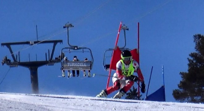 Uluslararası Alp Disiplini kayak yarışları başladı